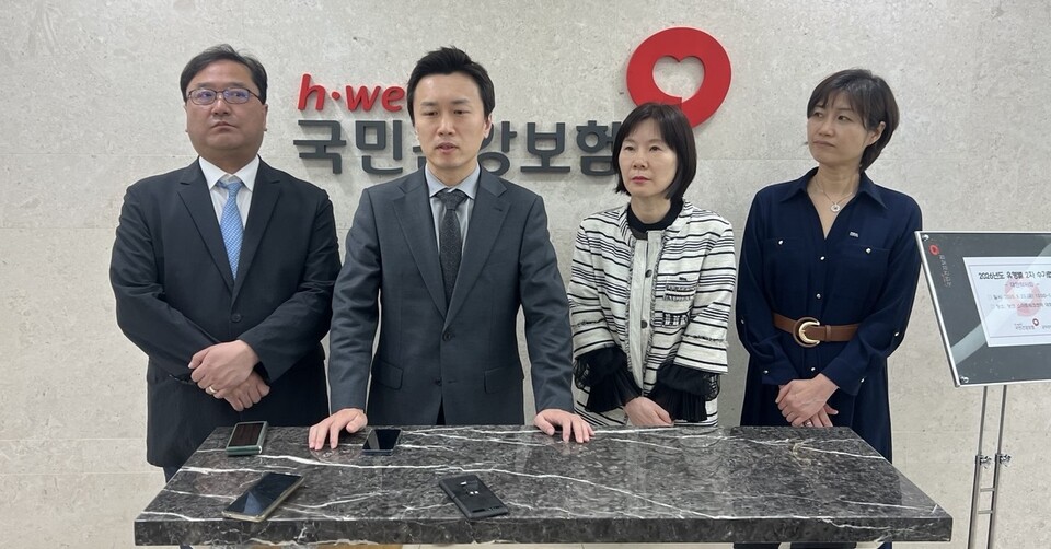 대한약사회 수가협상단은 23일 오후 국민건강보험공단 영등포 남부지사에서 열린 공단과의 2차 요양급여비용(수가)협상 후 기자들과 만나 파격적인 규모의 추가소요재정(밴드) 결정이 필요하다고 강조했다. (왼쪽부터) 이광민 정책홍보 부회장, 오인석 부회장(협상단장), 손윤아 보험이사, 김희진 보험이사(©청년의사).