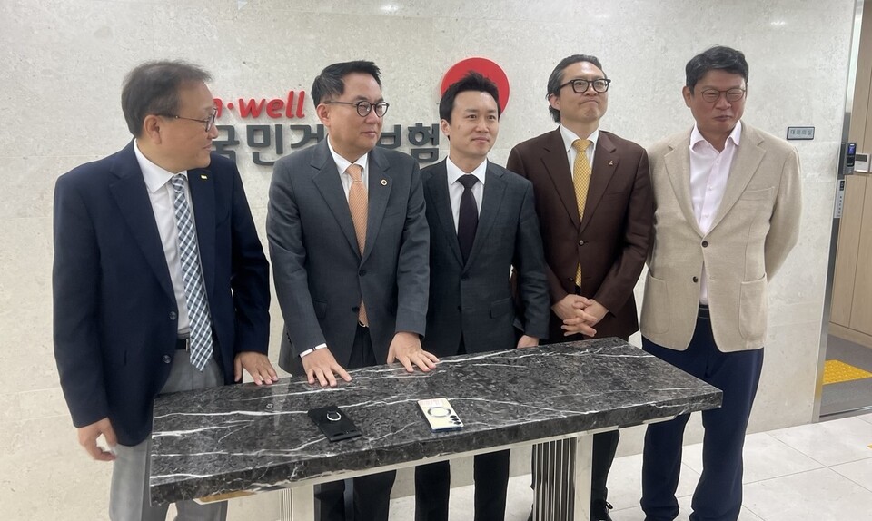 국민건강보험공단과 2026년도 요양급여비용(수가)협상을 진행 중인 공급자단체는 지난 26일 오후 공단 재정운영위원회와 소통 간담회 후 기자들과 만나 추가소요재정(밴드) 확대를 강조했다. (왼쪽부터) 대한치과의사협회 마경화 상근보험부회장, 대한개원의협의회 박근태 회장, 대한약사회 오인석 부회장, 대한한의사협회 유창길 부회장, 대한병원협회 유인상 보험부회장(©청년의사).