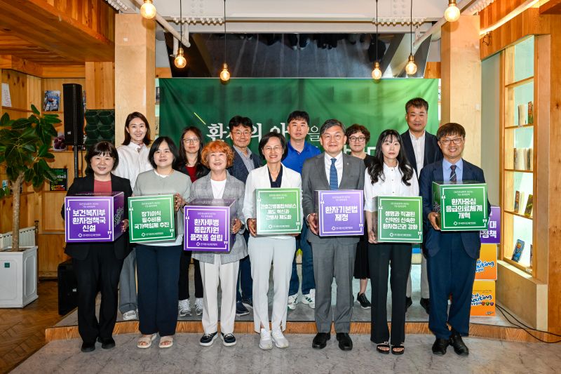 환자단체연합회가 제25회 샤우팅카페를 개최해 대선후보들에게 환자정책을 전달했다(사진제공: 환자단체연합회).