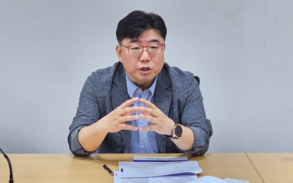 더불어민주당 조원준 정책위원회 수석전문위원은 공공의료사관학교 출신과 면허를 차라리 분리하자는 의료계 요구에 대해 