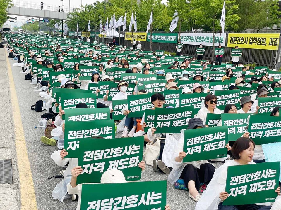대한간호사협회가 2일 보건복지부 세종청사 앞에서 보건복지부의 ‘진료지원업무 수행에 관한 규칙안’에 반대 입장을 표명했다(사진제공: 대한간호협회).