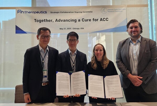 핀테라퓨틱스와 ACCRF(선종낭성암연구재단) 관계자들이 MOU 체결 후 기념촬영을 하고 있다. (왼쪽부터) UCSF의과대학 강현석 교수, 핀테라퓨틱스 조현선 대표, ACCRF 니콜 스파디 버 연구이사, ACCRF 리드 모츠 커뮤니케이션 및 개발 담당자.