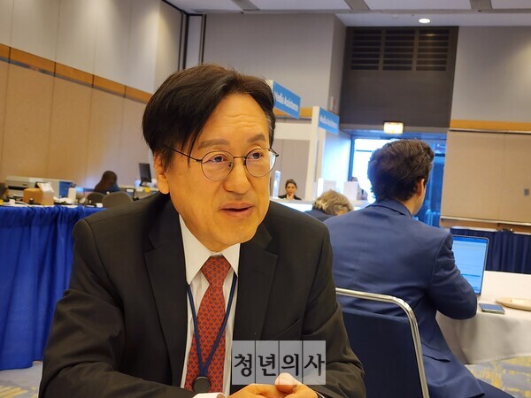 이뮨온시아 김흥태 대표가 ASCO 현지에서 IMC-002 포스터 발표에 대한 내용을 설명하고 있다. 