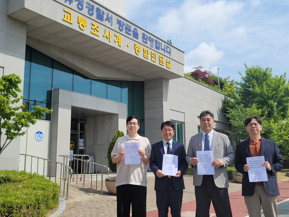 대한의사협회와 대한응급의학의사회가 10일 응급실 수용 불가 사유를 충분히 설명했음에도 환자이송을 감행하고 형사입건 등을 언급하며 의료진을 압박한 경찰에 항의하기 위해 대전유성경찰서를 찾았다. 왼쪽부터 응급의학의사회 전호 총무, 대한의사협회 김강현 재무이사, 이형민 응급의학의사회장, 김춘호 감사(ⓒ청년의사).