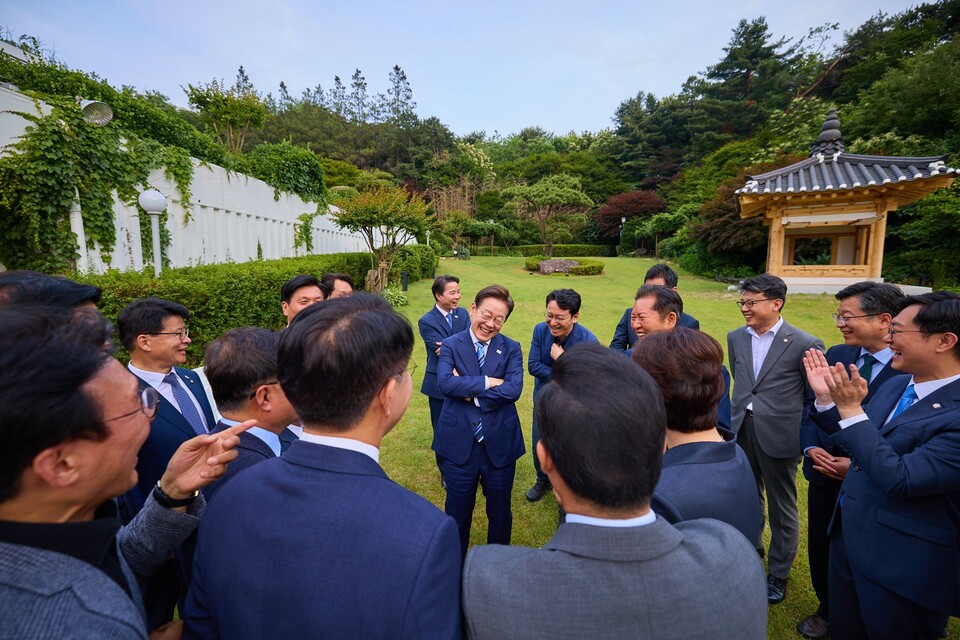 이재명 대통령이 오는 16일까지 대통령이 임명 가능한 주요 공직 자리에 어울리는 인사를 국민이 직접 추천하는 '국민추천제'를 실시한다고 밝혔다(사진출처: 이재명 대통령 페이스북). 