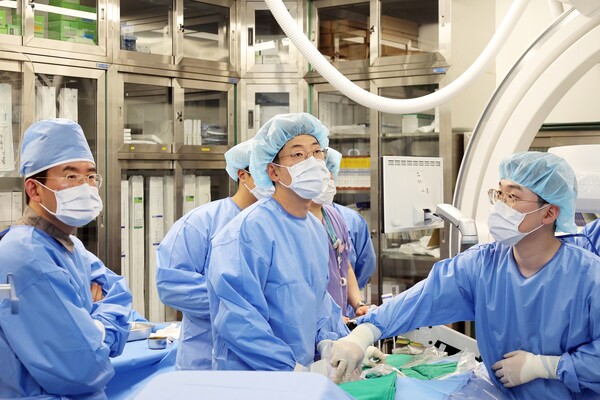 중앙대학교광명병원 영상의학과 최상림 교수(가운데)가 정맥 내 시아노아크릴레이트 폐쇄술을 시연하고 있다.