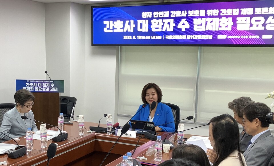 간호사 배치기준 법제화 논의가 본격화된 가운데 간호 현장에서는 단순한 숫자 기준을 마련하기보다 환자 중증도 등 간호 현실을 면밀히 반영한 배치긱준이 마련돼야 한다는 의견을 내놨다(ⓒ청년의사). 