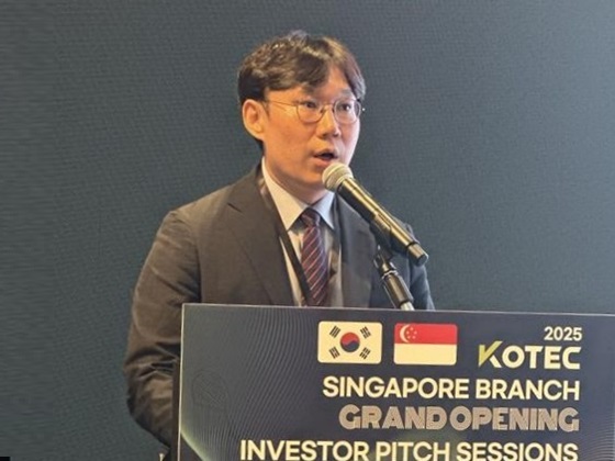 퍼스트바이오테라퓨틱스 이성규 부사장이 지난 19일 싱가포르에서 열린 기술보증기금 싱가포르지점 개소식에 참석해 IR 발표를 하고 있다. 