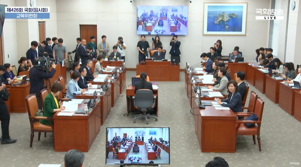 국회 교육위원회가 27일 전체회의에서 의대 교육 여건 개선 관련 예산을 감액한 교육부를 질타했다(사진출처: 국회방송 유튜브 생중계 갈무리). 