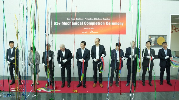 SK바이오사이언스 안재용 사장(왼쪽 다섯번째)과 사노피 토마스 트리옹프 백신 사업 부문 수석 부사장(여섯번째)을 비롯한 양사 주요 임원진이 준공 기념 테잎 커팅식을 진행하고 있다.