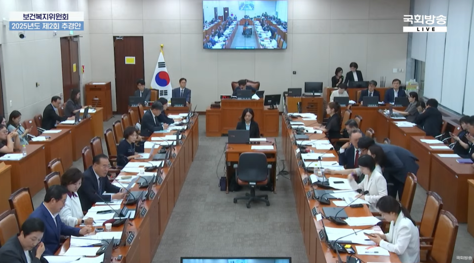 국회 보건복지위원회가 1일 전체회의를 열어 정부가 감액 편성했던 전공의 지원 관련 예산을 증액하기로 결정했다(사진출처: 국회방송 공식 유튜브 생중계 갈무리).