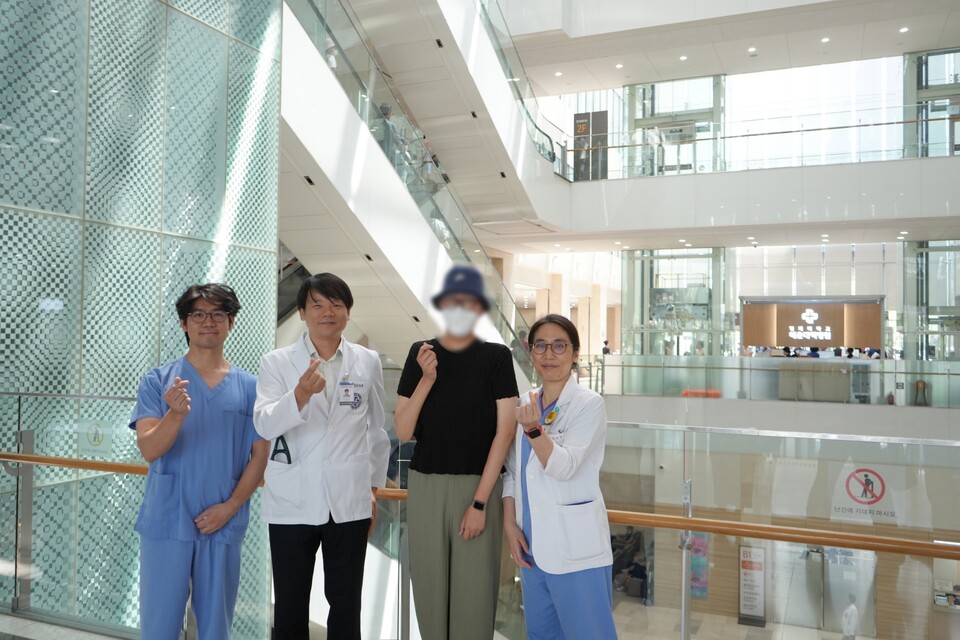 해운대백병원 대장항문외과 정원범 교수와 간이식·간·담도·췌장외과 정보현 교수가 30대 직장암 환자에게 복합 로봇수술을 시행했다(사진제공: 해운대백병원).