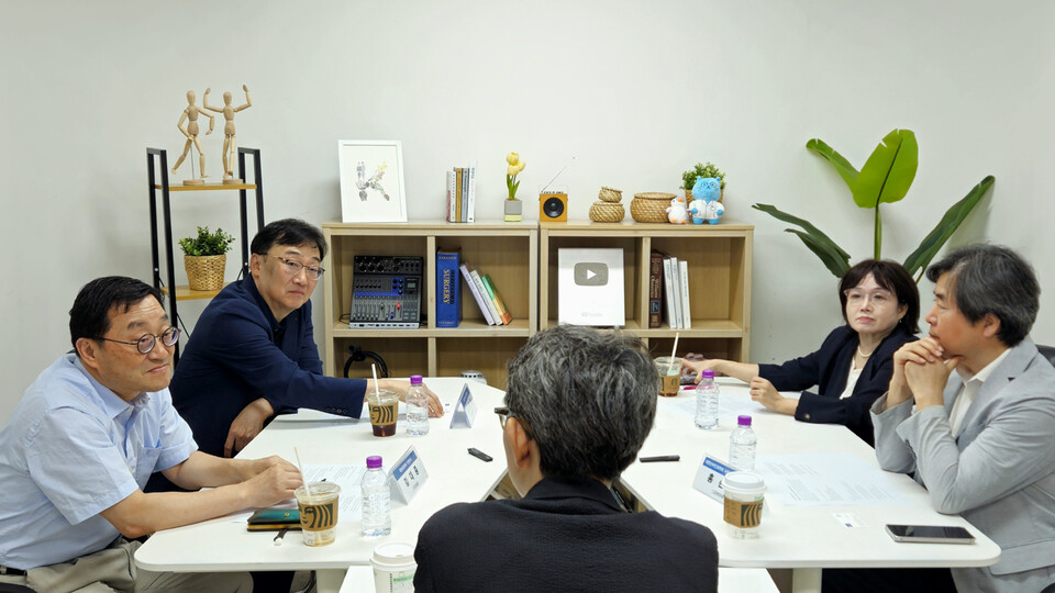 청년의사는 ‘내외산소’ 수련교육이사들과 의정 갈등 이후 수련교육에 대해 논의하는 시간을 가졌다. (왼쪽부터)  대한내과학회 김대중 수련이사, 대한외과학회 최동호 수련교육이사,  대한소아청소년과학회 윤신원 수련교육이사,대한산부인과학회 수련제도발전TFT 홍순철 위원장(ⓒ청년의사).