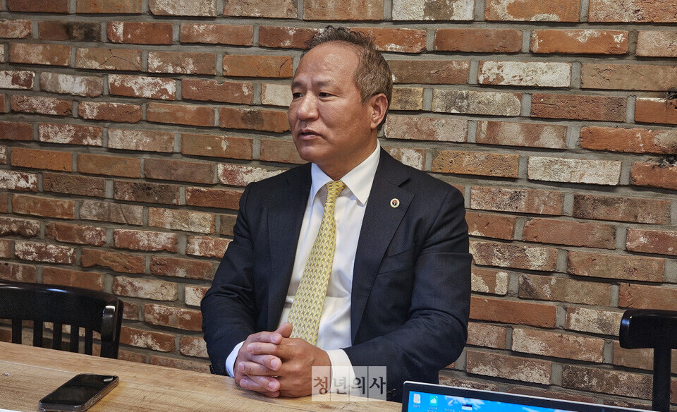 황규석 서울시의사회장은 의정 갈등 장기화로 의사 불신이 실제 범죄로 이어진 상황에서 의료계 내부 혼란이 계속되고 있다며 우려를 표했다.