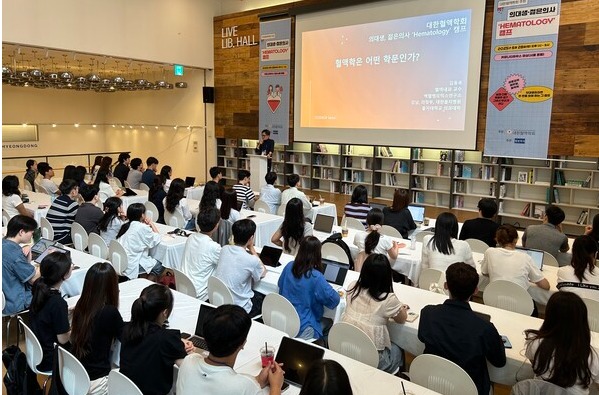 의정부을지병원 혈액종양내과 김동욱 교수가 ‘혈액학은 어떤 학문인가’를 주제로 혈액학에 대한 개념부터 진단법, 치료제, 연구분야 등 국내 혈액질환 치료환경의 변화를 소개하고 있다.