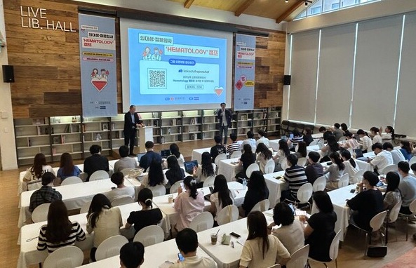 연세암병원 혈액내과 정준원 교수는 ‘내과의사의 혈액전공’이라는 주제로 강연하고 있다.