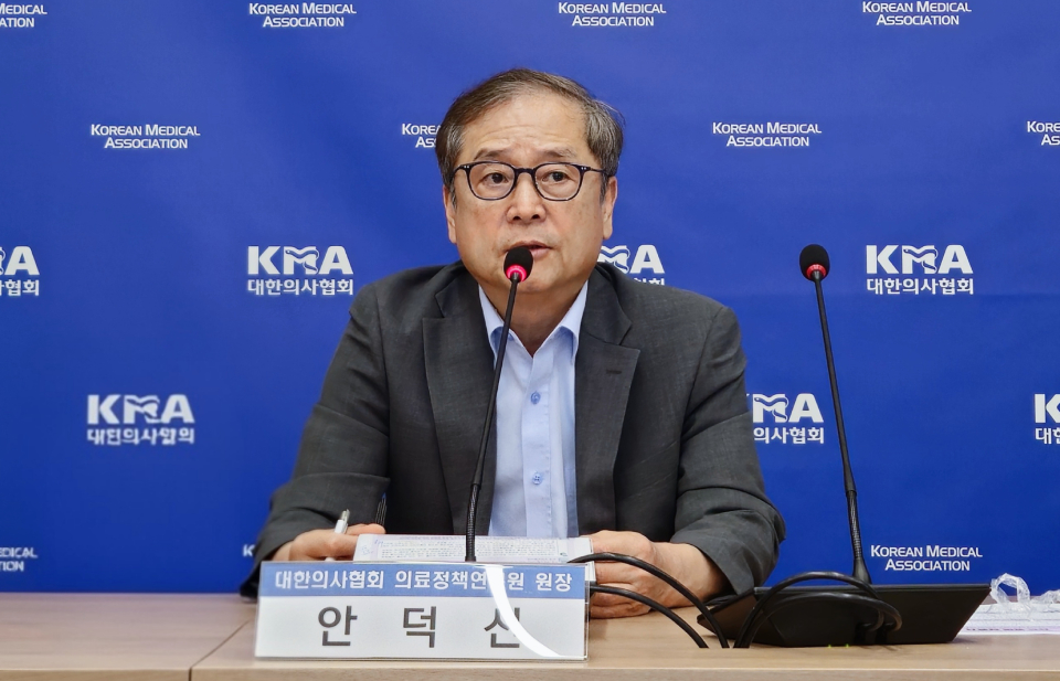 안덕선 의료정책연구원장은 지난 2일 간담회에서 의학 교육 문제를 중심으로 의료 현안과 의정연 역할을 짚었다(ⓒ청년의사).