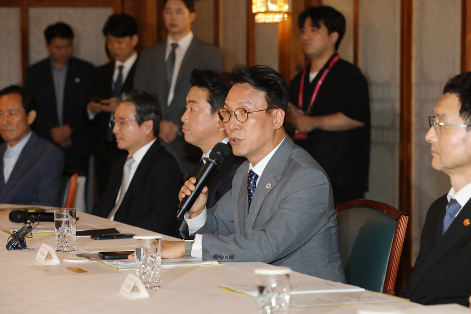 김민석 국무총리가 7일 의료계와 만나 현안을 논의했다. 사진은 이날 열린 고위 당정협의회 모습(사진 출처: 국무총리비서실 공식홈페이지).