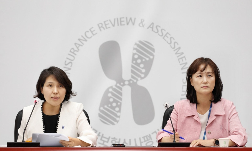 건강보험심사평가원은 지난 8일 건강보험 전문기자단과 간담회에서 '적응증별 약가제도'와 '신약 간 병용요법 급여화'에 대해 모두 신중한 검토가 필요하다는 입장을 밝혔다. (왼쪽부터) 심평원 약제관리실 김국희 실장, 약제성과평가실 이소영 실장(사진 제공 : 심평원).