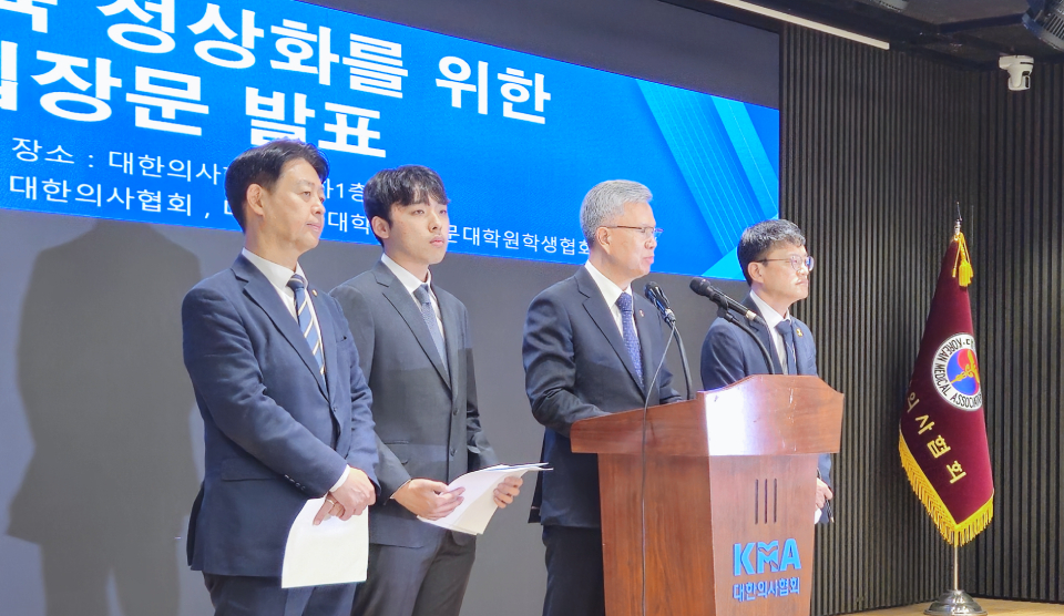 국회 교육위원회와 보건복지위원회, 대한의사협회와 대한의과대학·의학전문대학원학생협회는 12일 오후 의대 교육 정상화를 위한 공동 입장문을 발표했다(ⓒ청년의사).