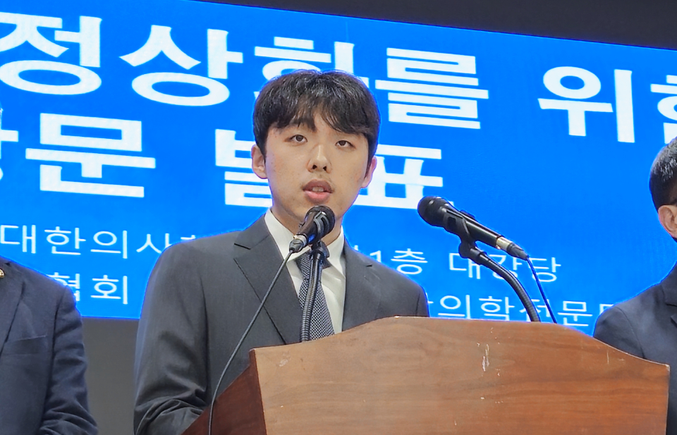 대한의과대학·의학전문대학원학생협회(의대협) 15일 이재명 대통령에게 신뢰의 장을 열어줘 감사하다는 입장을 내놓았다. 사진은 의대협 이선우 비상대책위원장이 지난 12일 용산 대한의사협회에서 기자회견을 열고 의대생 전원 복귀를 발표한 모습(ⓒ청년의사).