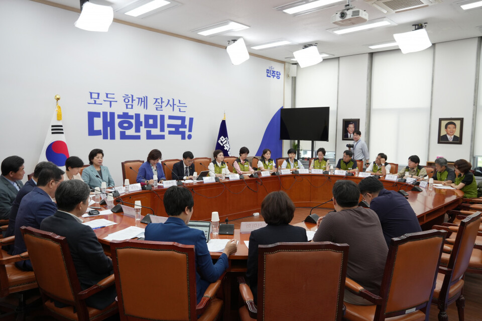  전국보건의료산업노동조합은 15일 국회 보건복지위원회 소속 더불어민주당 의원들과 진행한 긴급 간담회에서 7대 요구안을 전달했다(사진제공: 보건의료노조).