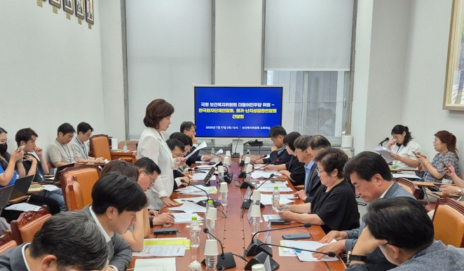 한국환자단체연합회는 지난 17일 보건복지위원회 더불어민주당 위원들을 만나 필수의료 공백 방지 법안 발의 등을 요구했다고 18일 밝혔다(사진제공 : 환자단체연합회).