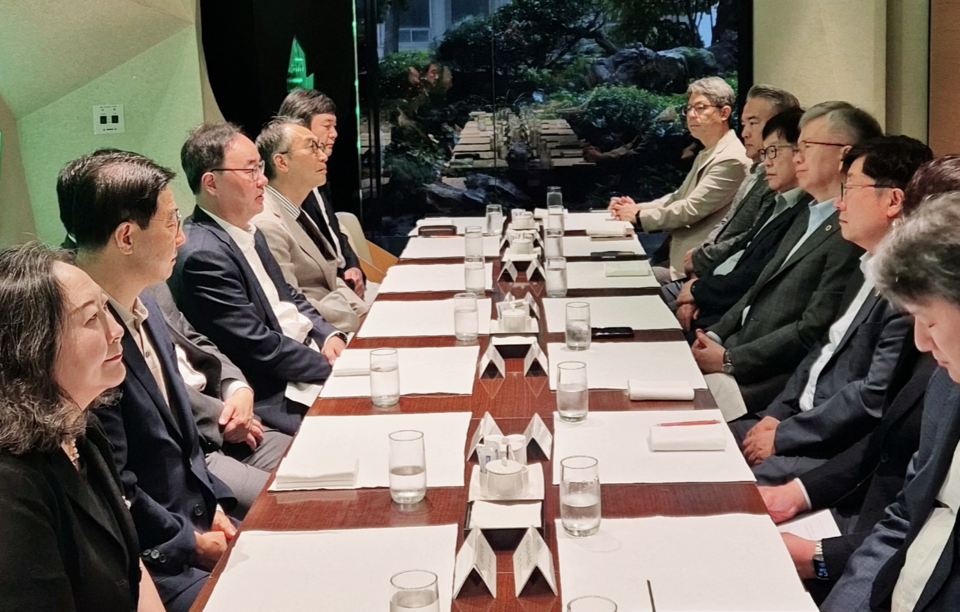 대한의사협회와 대한의학회는 18일 오전 간담회를 열고 전공의 수련 환경 개선 을 비롯해 의료 현안을 논의했다(사진 제공: 대한의사협회).