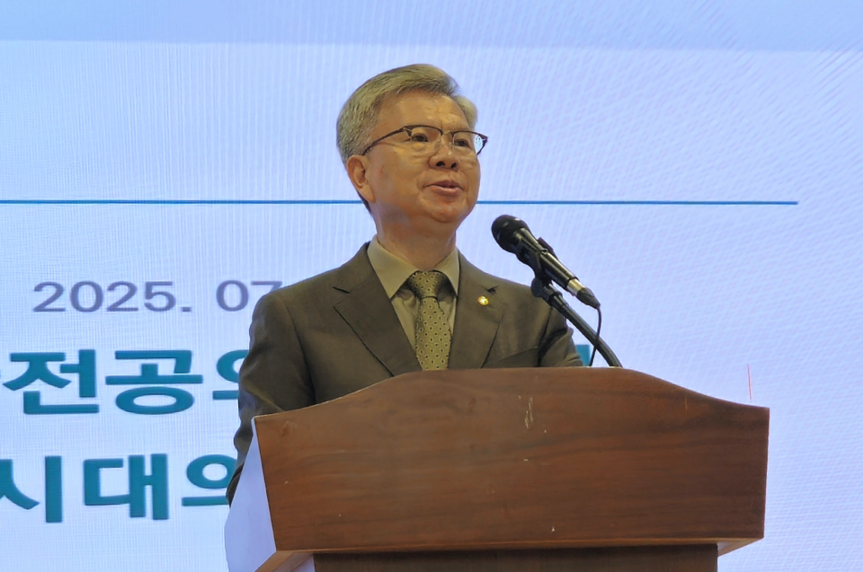 김택우 대한의사협회장은 19일 대한전공의협의회 임시대의원총회를 찾아 각 수련병원 대표를 격려했다(ⓒ청년의사).