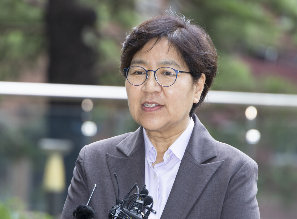 정은경 보건복지부 장관 후보자 인사청문회를 지켜본 의료계가 의정 갈등 해소와 신뢰 회복에 대한 기대감을 드러냈다. 사진은  지난달 30일 서울 중구 남대문로인사청문회 준비 사무실로 출근하며 취재진 질문에 답하는 정 후보자 모습(사진제공: 복지부).