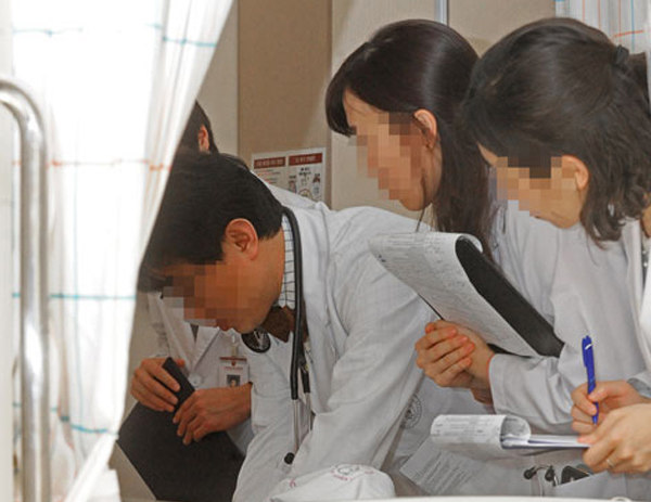 의대들이 '임상실습 52주' 문제로 의학과 3학년 졸업 시기를 정하지 못하고 있다(ⓒ청년의사).