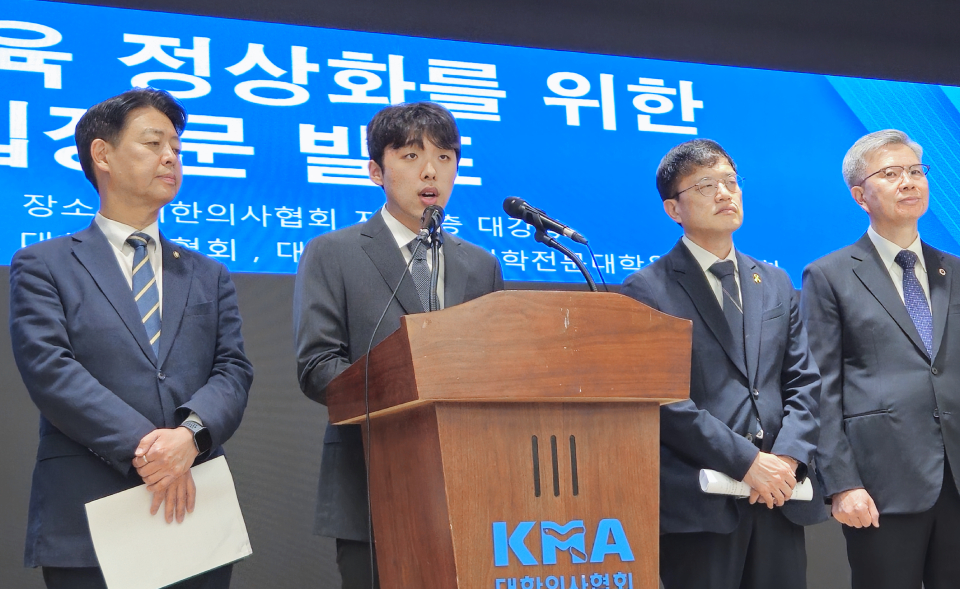 의대생과 전공의 교육·수련 재개 논의가 특혜 시비를 벗어나지 못하면서 의료계 고민도 깊어지고 있다. 사진은 지난 12일 국회, 대한의사협회와 함께 의대생 전원 복귀 방침을 발표하는 대한의과대학·의학전문대학원학생협회(의대협) 이선우 비상대책위원장(ⓒ청년의사).