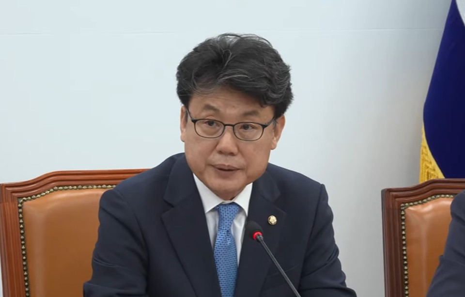 더불어민주당 진성준 정책위의장은 복귀하는 의대생과 전공의를 향해 "국민과 피해 환자들의 마음을 헤아리는 노력이 절실하다"고 말했다(사진출처: 더불어민주당 공식 유튜브 생중계 갈무리). 