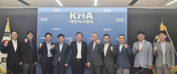 대한의사협회와 대한병원협회는 지난 7월 31일 간담회를 갖고 의료 현안을 논의했다(사진제공: 의협).