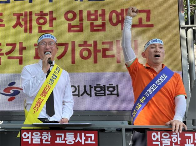 서울시한의사회 박성우 회장(왼쪽)과 강원도한의사회 오명균 회장이 국토교통부의 자배법 개정안 즉각 철회를 촉구하며 삭발식을 단행했다(사진제공: 대한한의사협회).