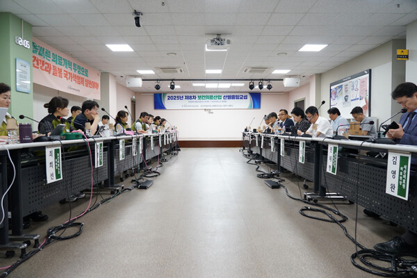 6일 오후 2시 보건의료노조 생명홀에서 열린 제8차 보건의료산업 산별중앙교섭에서 노사는 잠정 합의안을 마련했다. 이번 산별중앙교섭에는 의료기관 71곳이 참여했다(사진제공: 보건의료노조)