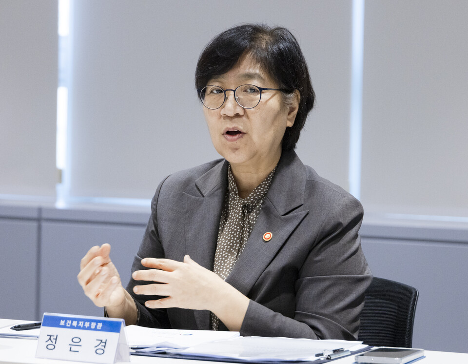 보건복지부 정은경 장관은 7일 오후 2시 삼성서울병원 지역환자안전센터를 방문해 환자·소비자단체 등과 간담회를 진행하며 의정 갈등으로 국민과 환자들에 불편과 불안을 줬다고 사과했다(사진 제공 : 복지부).