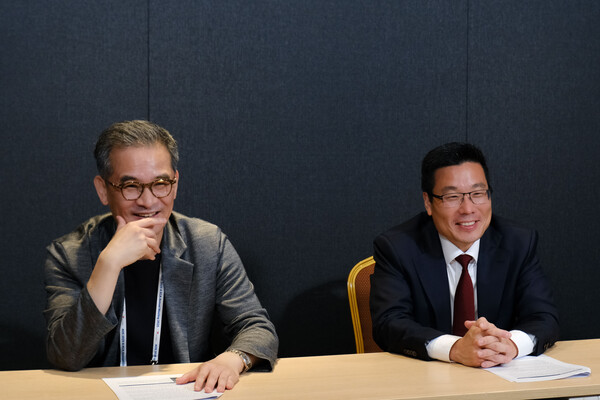 메모리얼 슬론 케터링 암 센터(MSKCC) 흉부종양내과 폴 백(Paul Paik) 교수(오른쪽)와 서울대병원 혈액종양내과 김태민 교수.