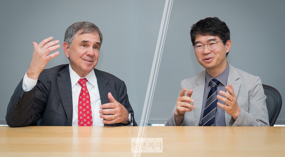 예일대 의대 다니엘 페트릴락 박사(왼쪽)와 연세암병원 신상준 교수는 청년의사와 인터뷰에서 전이성 요로상피암 치료 패러다임 전환의 의미와 임상현장 변화를 이야기했다. 