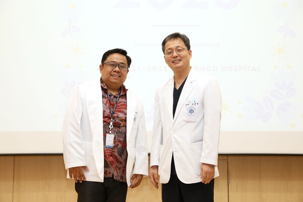 명지병원, 인니 연수 의료진 화이트코트 세레모니 행사 모습. 사진은 왼쪽부터 안디 연수생, 조윤형 진료부원장(사진제공: 명지병원).