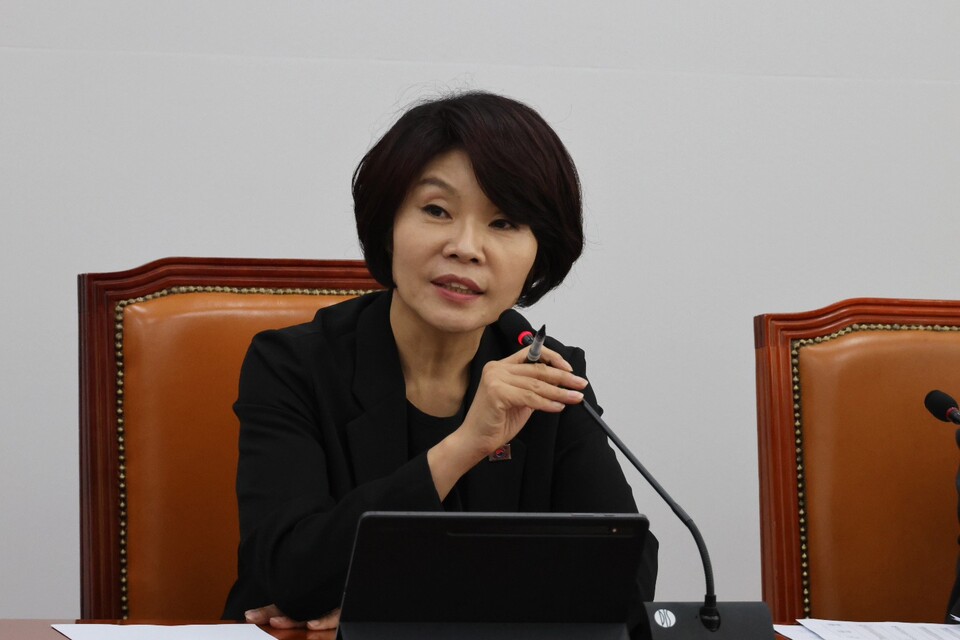 더불어민주당 한정애 정책위의장이 윤석열 정부가 의대 정원 졸속 추진으로 막대한 예산을 불필요하게 사용했다고 비판했다(사진출처: 더불어민주당 한정애 의원 페이스북). 