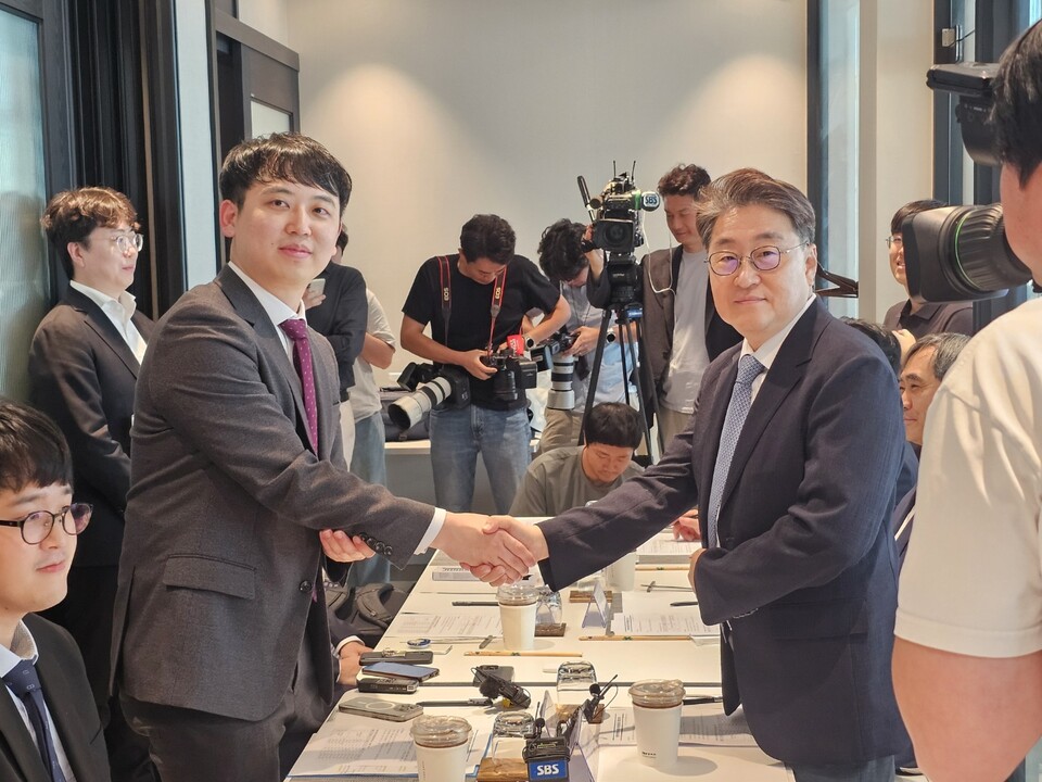 대한수련병원협의회와 대한전공의협의회는 26일 오후 6시 서울역에서 간담회를 열고 수련환경 개선 방안 등에 대한 논의에 나섰다(ⓒ청년의사).