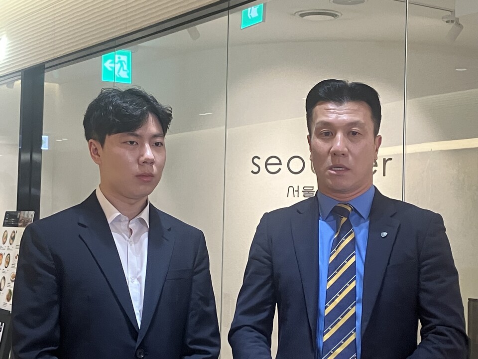 대한전공의협의회 비상대책위원회 정정일 대변인(왼쪽)과 대한수련병원협의회 조병기 총무이사는 26일 간담회 직후 기자들과 만나 양질의 수련환경 구축에 수련병원장과 전공의들 간 공감대가 형성됐다고 했다(ⓒ청년의사).