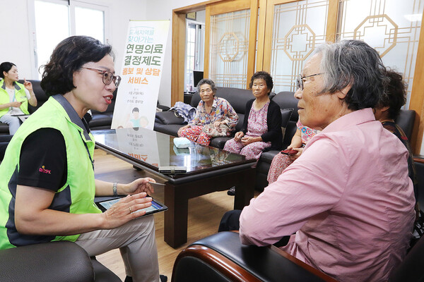 제주대병원은 ‘찾아가는 연명의료결정제도 홍보 및 사전연명의료의향서 방문상담서비스'를 위해 최근 추자도를 찾았다(사진제공: 제주대병원).