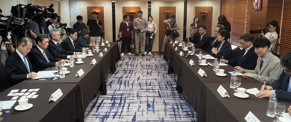 보건복지부 정은경 장관이 3일 오후 보건의료 의약단체장과 간담회를 진행했다. 정 장관은 이날 자리에서 지역·필수·공공의료 정책 추진을 강조했다(©청년의사).