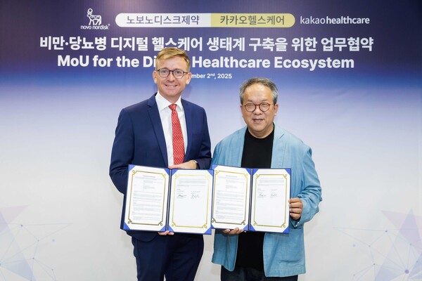 카카오헬스케어와 글로벌 제약사 한국 노보노디스크제약이 2일 서울 송파구 한국 노보노디스크제약 본사에서 비만∙당뇨병 환자를 위한 디지털 헬스케어 생태계 구축을 목표로 전략적 업무협약을 체결했다. (왼쪽부터) 캐스퍼 로세유 포울센 한국 노보노디크제약 대표와 황희 카카오헬스케어 대표.(사진제공: 카카오헬스케어)
