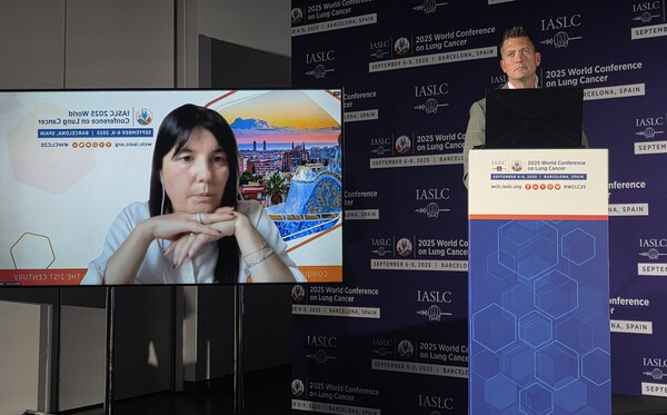이탈리아 베네토 종양연구소(Veneto Institute of Oncology) 줄리아 파셀로(Giulia Pasello) 박사가 6일 국제폐암학회(IASLC) 연례학술대회(이하 WCLC 2025)에서 COMPEL 연구 결과를 발표하고 있다.