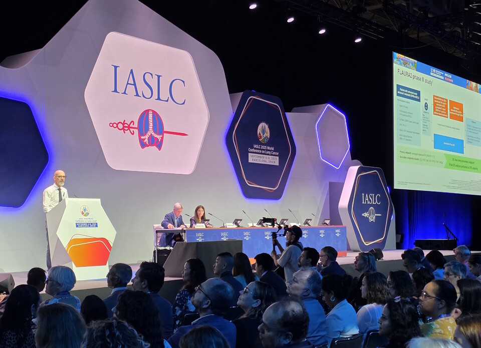 프랑스 구스타브 루시 연구소 흉부종양내과 데이비드 플랑샤르(David Planchard) 교수가 7일 세계폐암학술대회(WCLC 2025) 플레너리 세션에서 타그리소의 글로벌 3상 임상 FLAURA2 연구 최종 결과를 발표하고 있다.