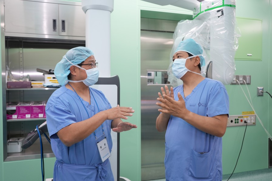 인제대 해운대백병원은 갑상선·내분비외과 구도훈 교수가 최신 SP 로봇수술을 시연했다고 9일 밝혔다(사진제공: 해운대백병원). 