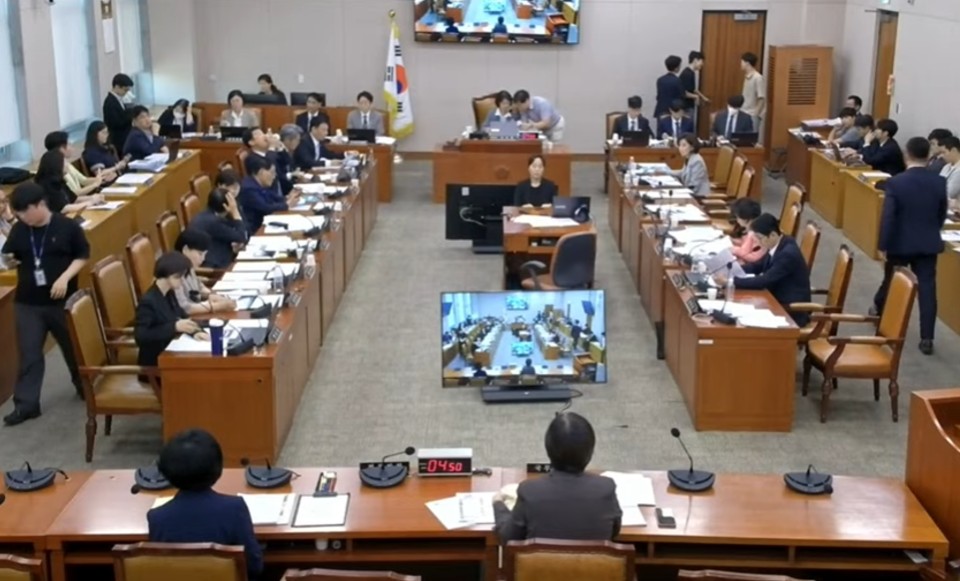 국회 법제사법위원회가 10일 오후 전체회의를 열고 문신사법(제정안)과 약사법 개정안 등 법안 71건을 상정해 의결했다(사진출처: 국회방송 유튜브 생중계 갈무리). 
